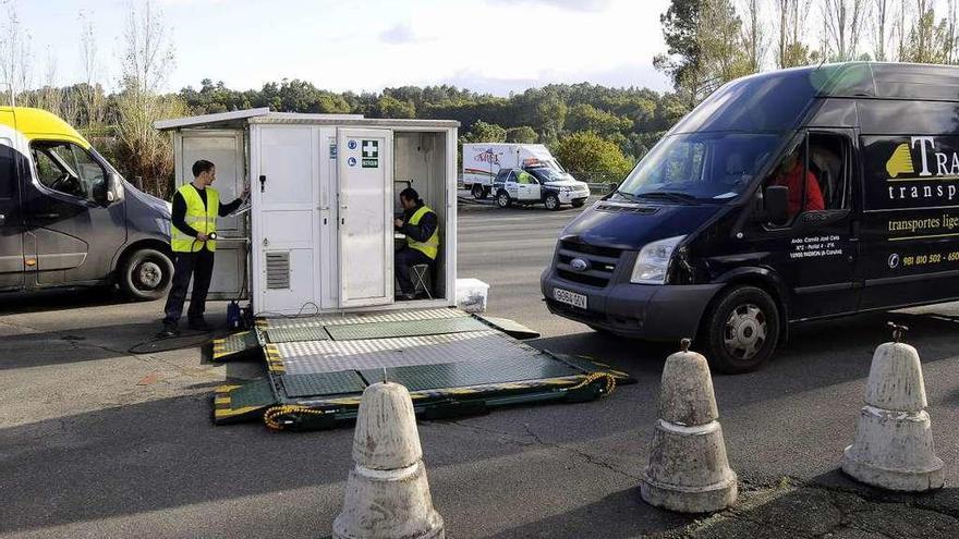 Inspecciones técnicas de Tráfico en la N-525  |  Efectivos de la Guardia Civil de Tráfico realizaron durante buena parte del día de ayer controles en vehículos. Acompañados de técnicos y con una ITV móvil, se realizaron inspecciones en algunos puntos de los vehículos sobre cuestiones de seguridad. El operativo se situó en la N-525 a la altura de Ponte Taboada, ya en el término municipal de Silleda, poco después del límite con Lalín. Esta campaña de la DGT sobre inspección técnica de vehículos, que en este caso se mantuvo entre la mañana y a media tarde, se llevará a cabo en más carreteras gallegas los próximos días.