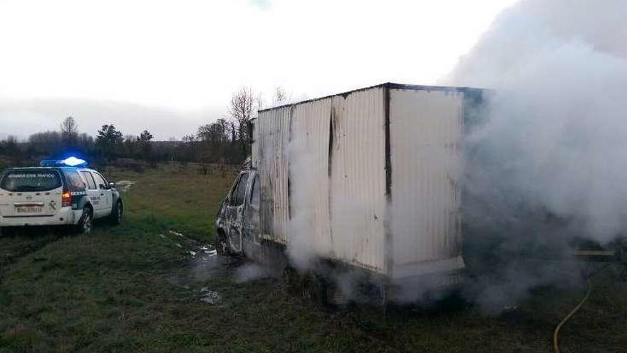 Humareda saliendo del camión, en un prado de Oímbra. // FdV