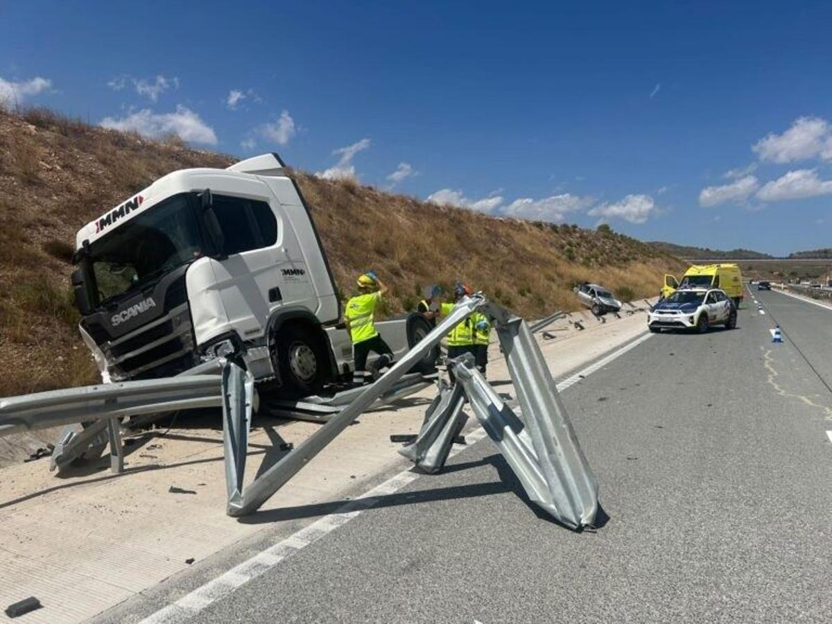 El primer estiu de les balises V16 se salda amb tres atropellaments mortals a la carretera més que l’any passat