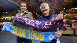 Antonio Domínguez, del Kiosko Universal, y Jordi Asín, del Pinotxo, en la entrada del Mercat de la Boqueria