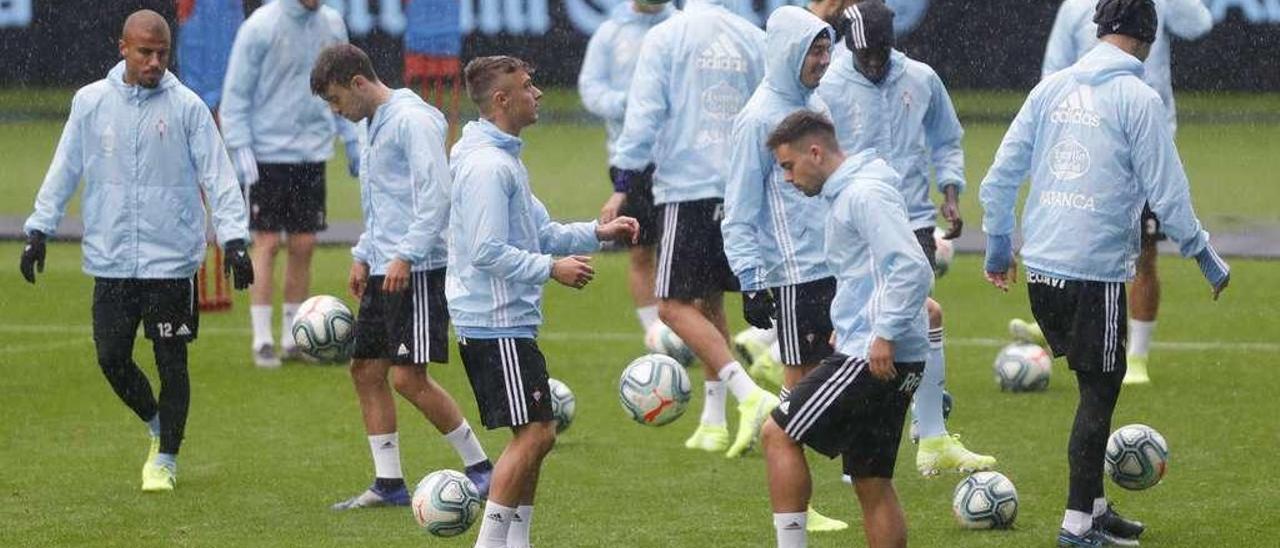 Un momento del entrenamiento celebrado ayer por la plantilla celeste en Balaídos. // Ricardo Grobas