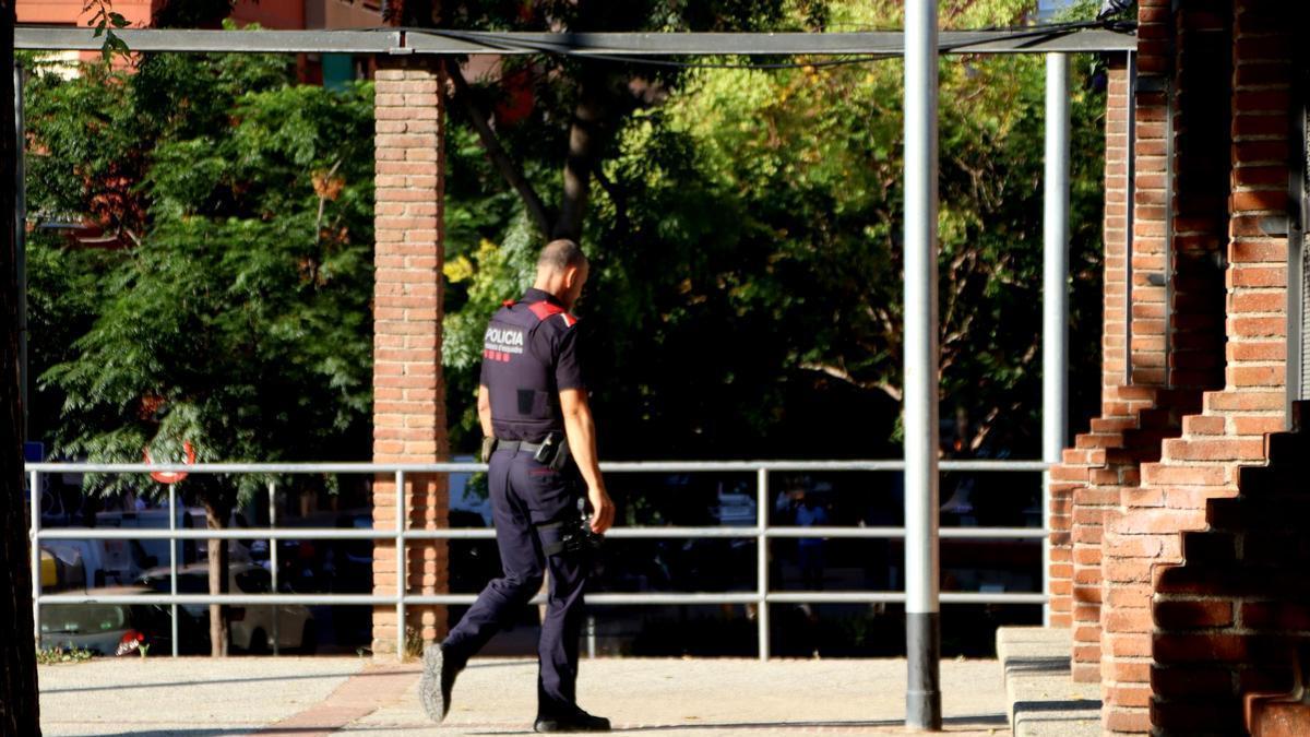 Un agent dels Mossos al Parc de la Pegaso