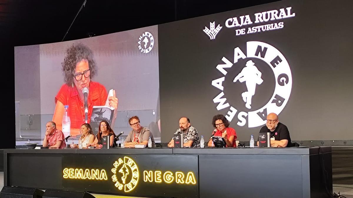 Por la izquierda. Xuan Cándano, Virginia Gil Torrijos, Pilar Sánchez Vicente, Luis Artigue, David Suarón, Berta Piñán y Jesús Palacios durante la presentación del libro "Asturias negra y criminal" en la Semana Negra de Gijón.