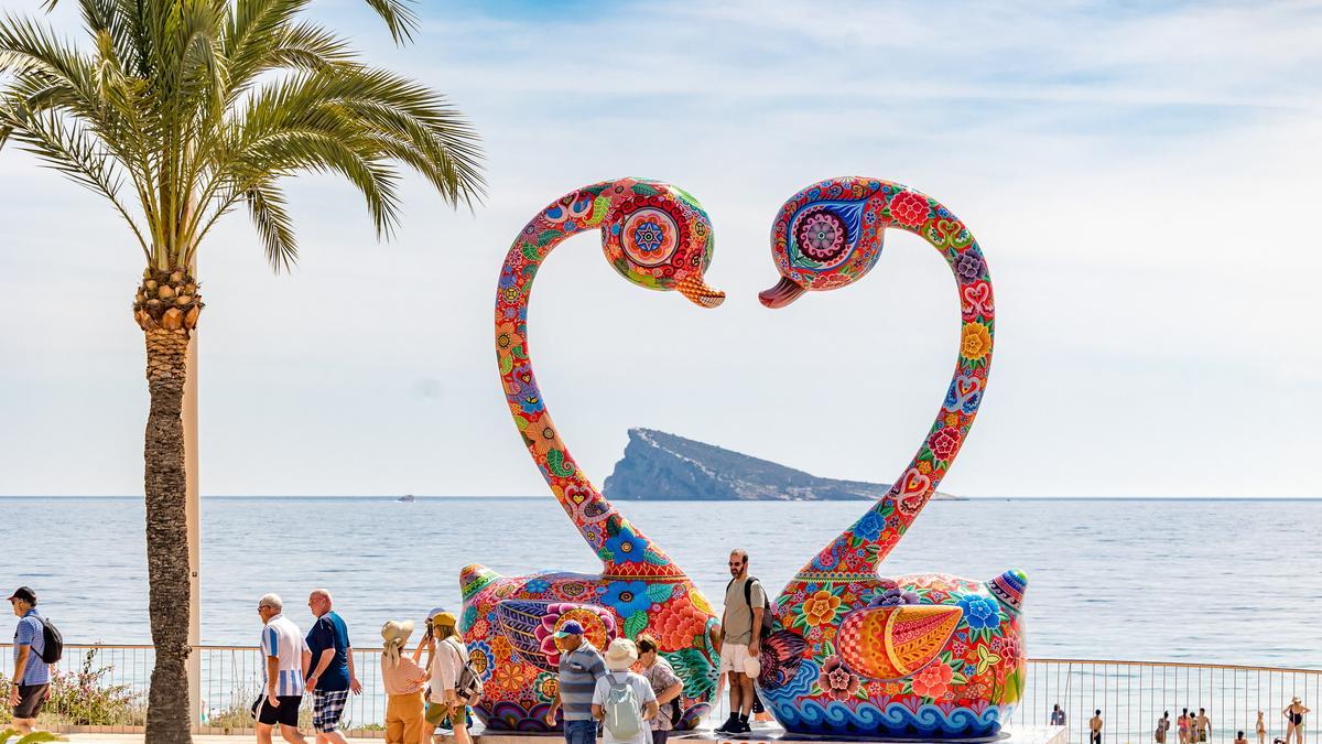 La escultura de los cisnes de Hung Yi en el paseo de Poniente de Benidorm.