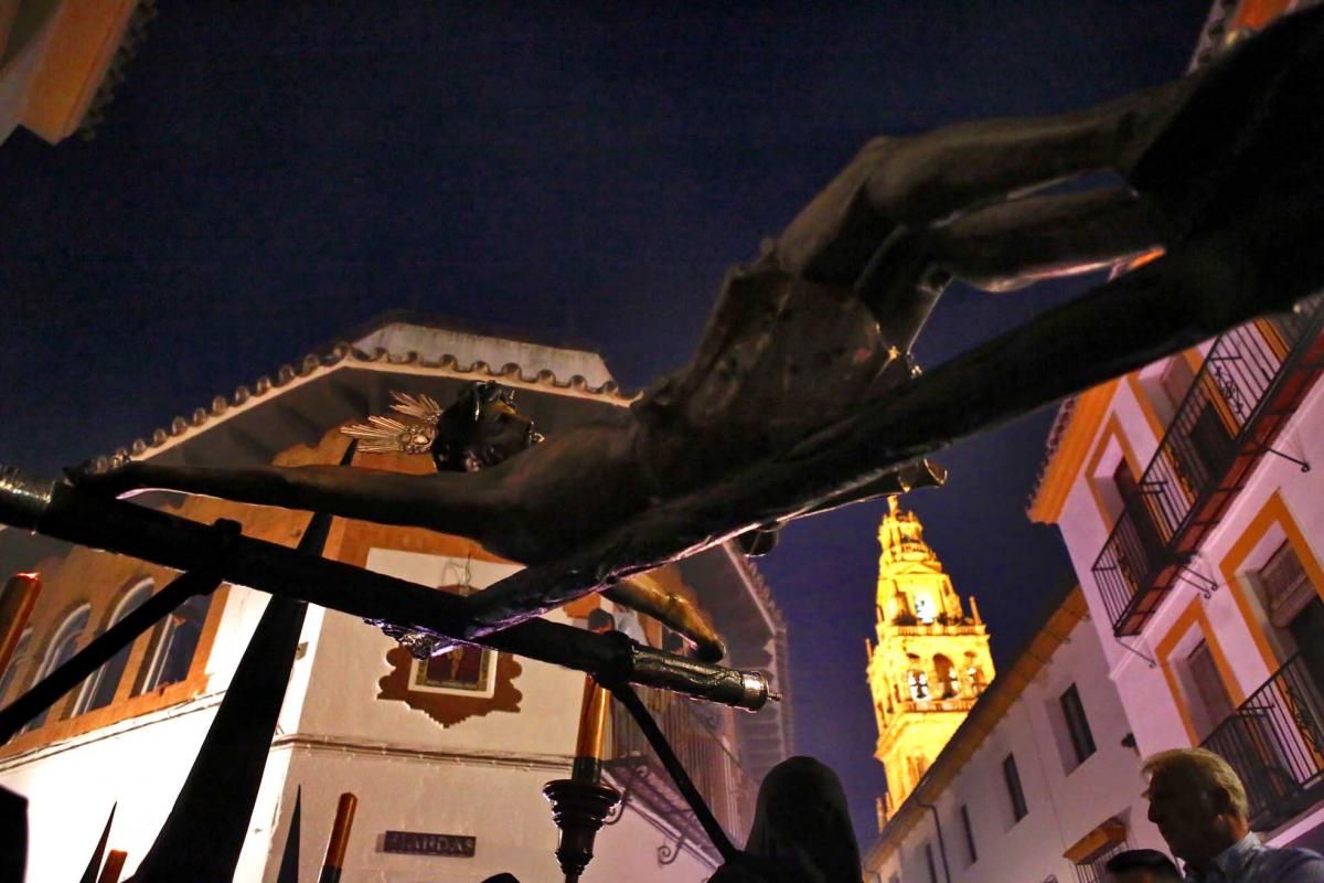 El Vía Crucis pone recogimiento a la noche cordobesa