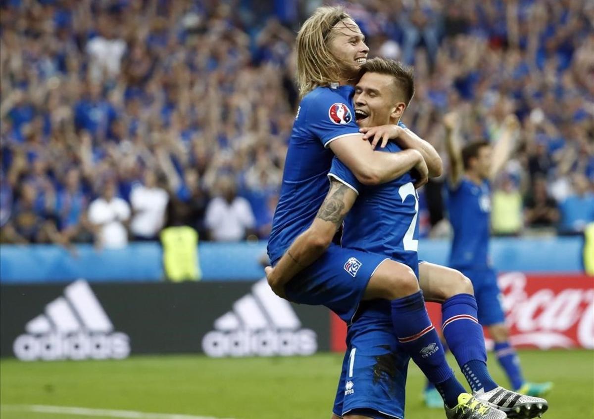 Los jugadores de Islandia celebran el segundo gol frente a Austria.