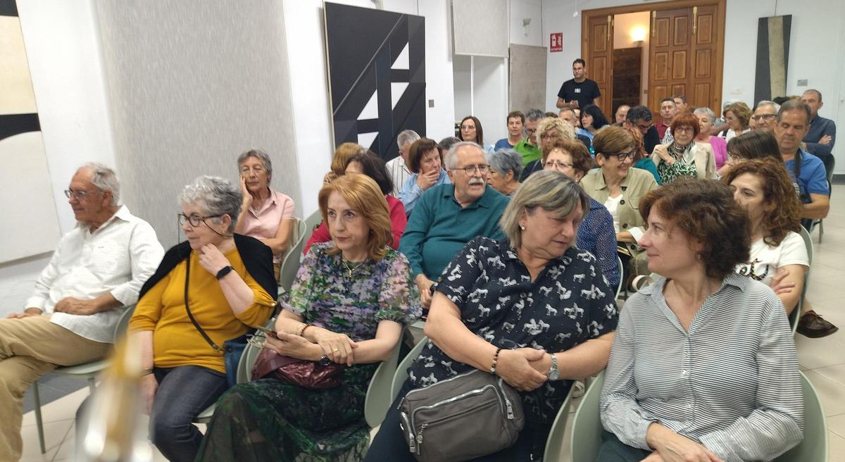 Asistentes a la charla sobre la posguerra en Pego