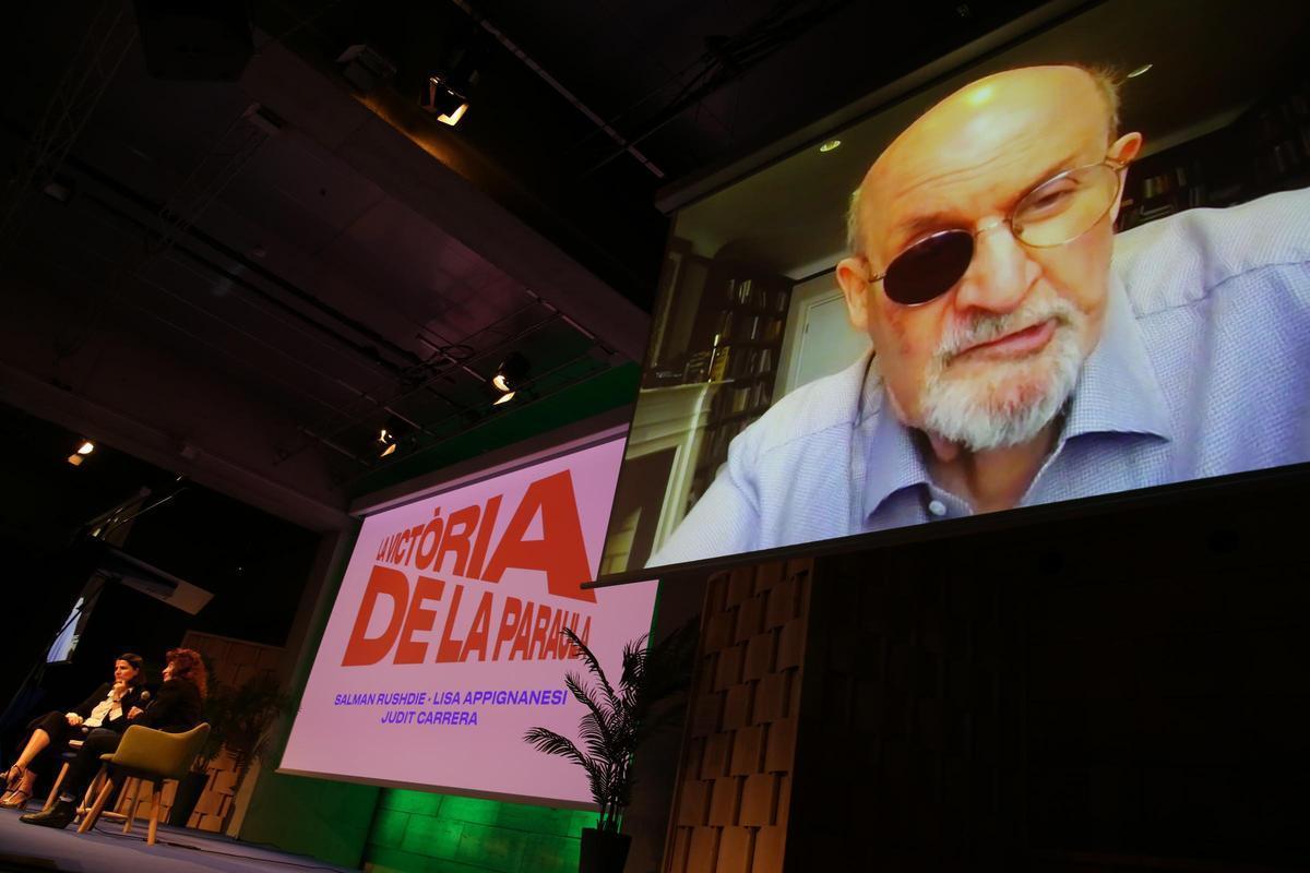 Un momento de la sesión de Kosmopolis con Salman Rushdie, de Lisa Appignanesi y Judit Carrera.