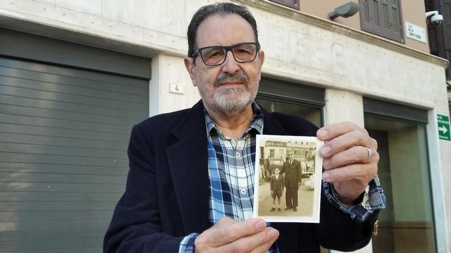 El catedrático Ricardo Redoli, esta semana con una foto con su abuelo hacia 1950, en el mismo lugar de la actual plaza de la Constitución.