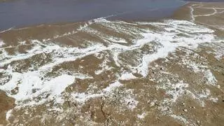 Cierran cuatro playas en El Puig tras detectar una sustancia blanca granulosa en sus aguas