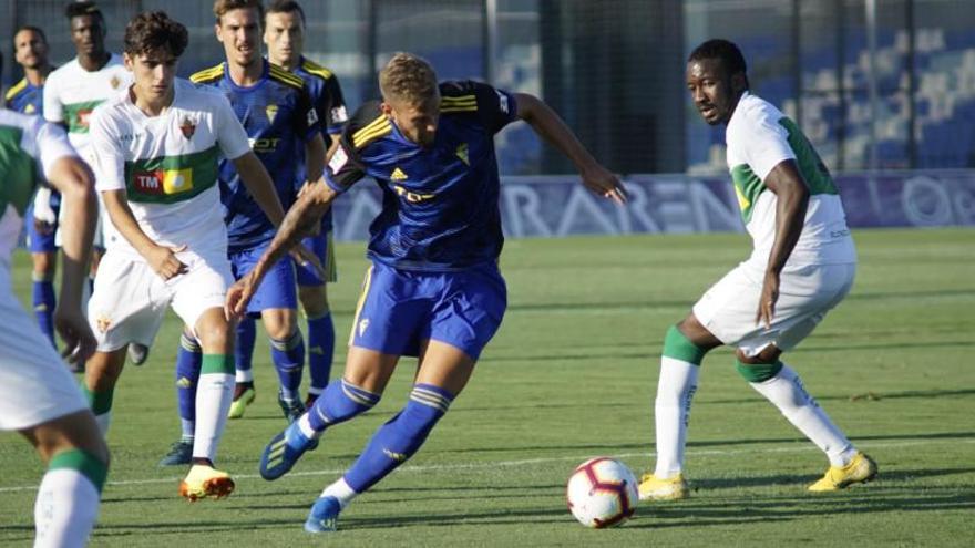 Gonzalo Villar y Neyder luchan por un balón en el duelo ante el Cádiz