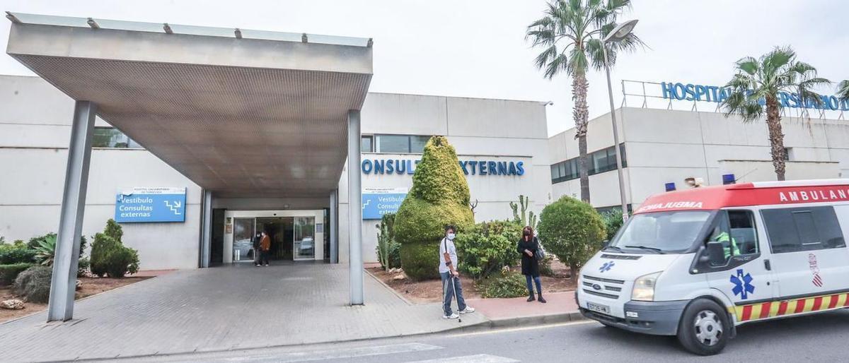 Acceso de consultas externas del Hospital de Torrevieja