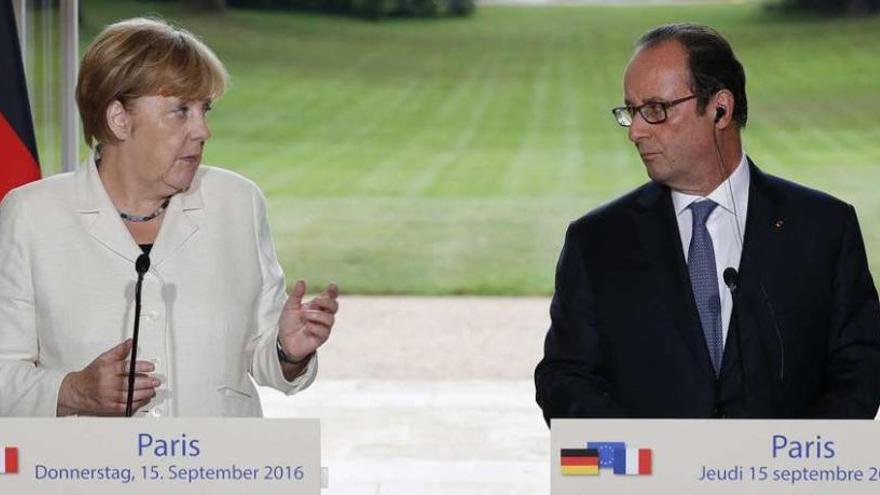Merkel y Hollande, ayer, durante una rueda de prensa que ofrecieron en el Palacio del Elíseo, en París. // Efe