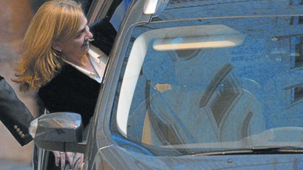 La infanta, entrando en el coche, tras prestar declaración ante el juez Castro, el sábado.