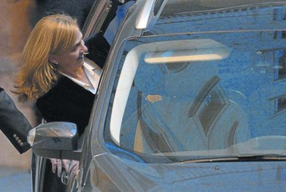 La infanta entra al cotxe, després de declarar dissabte davant del jutge Castro. La infanta entra al cotxe, després de declarar dissabte davant del jutge Castro.