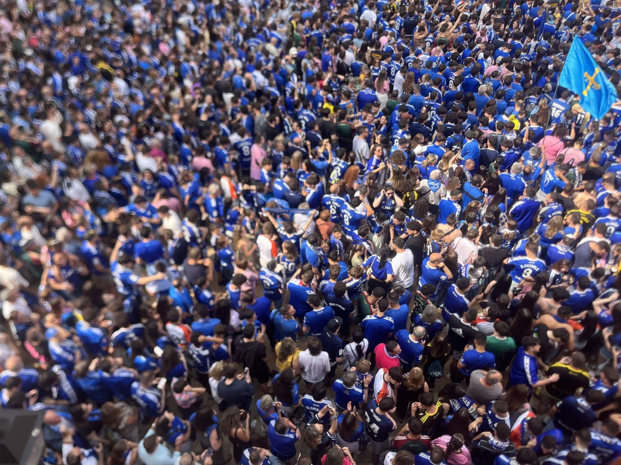 Locura azul en las calles de Oviedo para celebrar el ascenso del equipo a Primera División