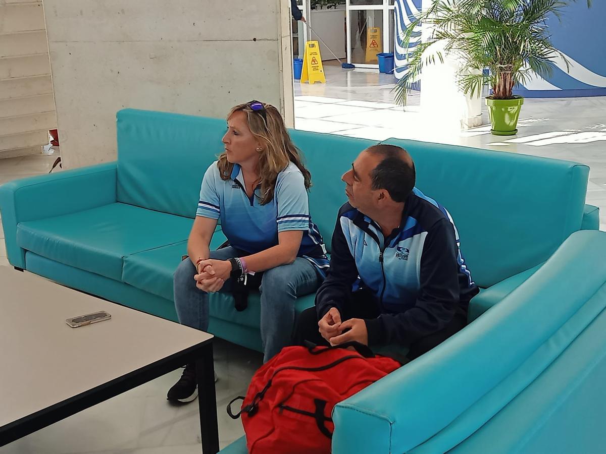 El palista Juan Cáceres, con la presidenta del club Piragüismo Río Jerte de Plasencia, en Sevilla.