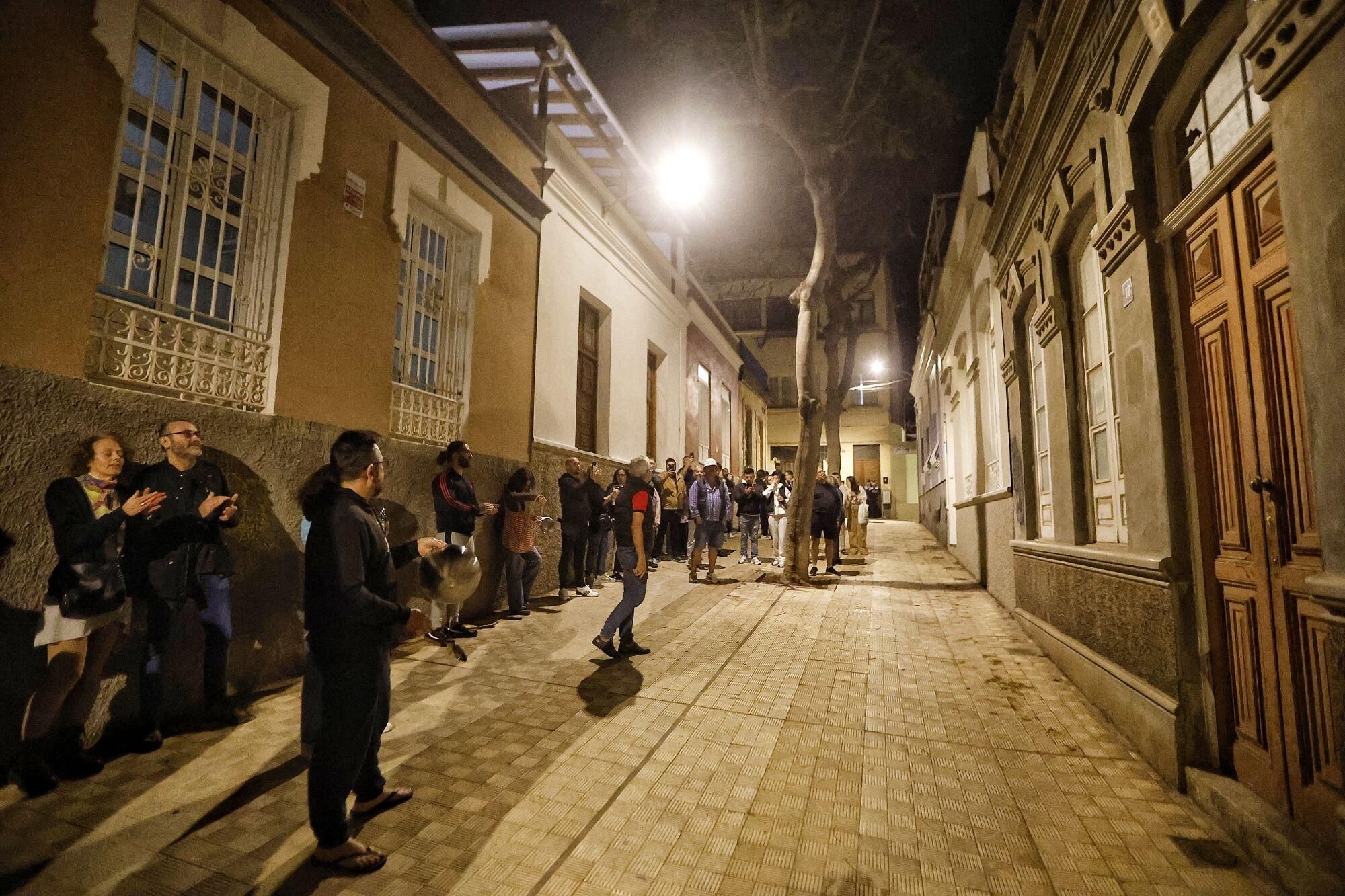 Cacerolada de los vecinos de El Toscal contra la inseguridad y la ocupación de viviendas
