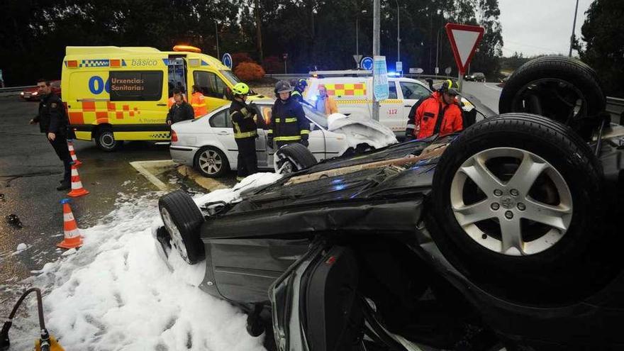 El accidente de tráfico se produjo en la rotonda de entrada a la Circunvalación Norte, en Bamio. // I. Abella