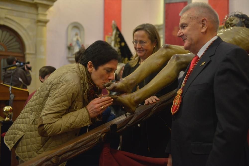 La lluvia no puede con el Besapié del Perdón