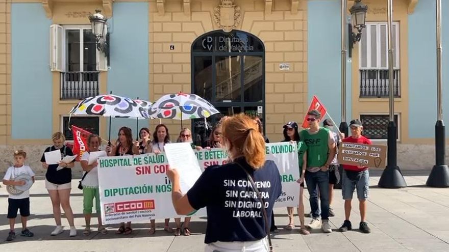 Los trabajadores del Hospital de Salud Mental de Bétera se concentran frente a la Diputación