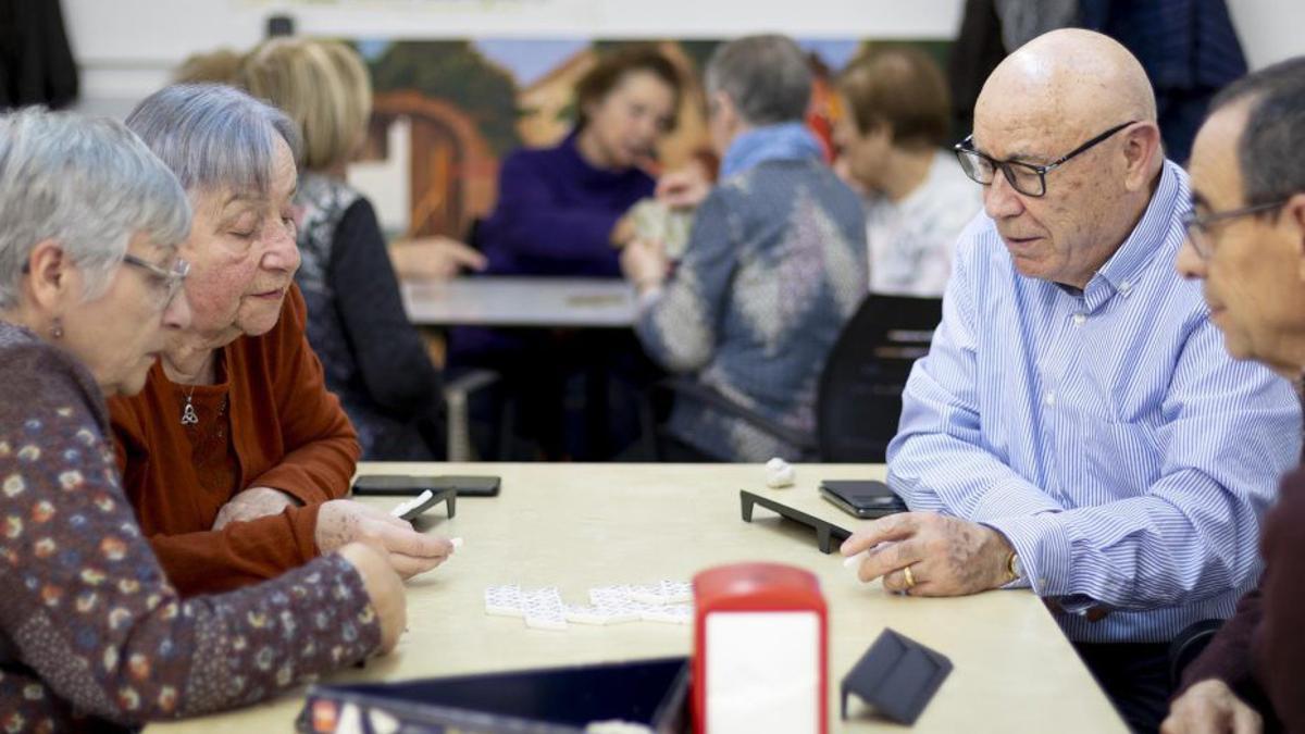 Un grup de persones grans, en un centre cívic de Barcelona. | FERRAN NADEU