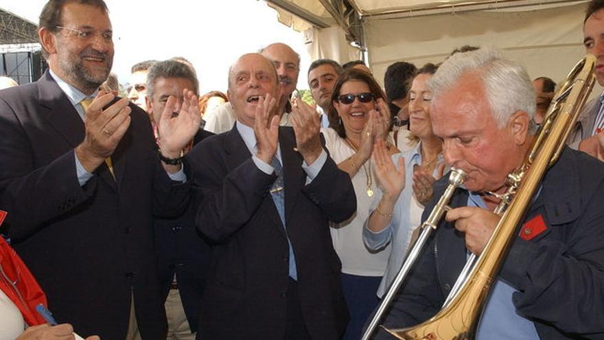 Baltar toca el trombón en presencia de Rajoy y de Fraga.