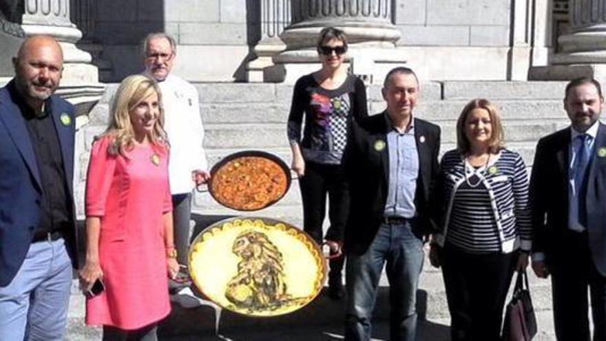 Los diputados valencianos, con una paella a las puertas del Congreso.