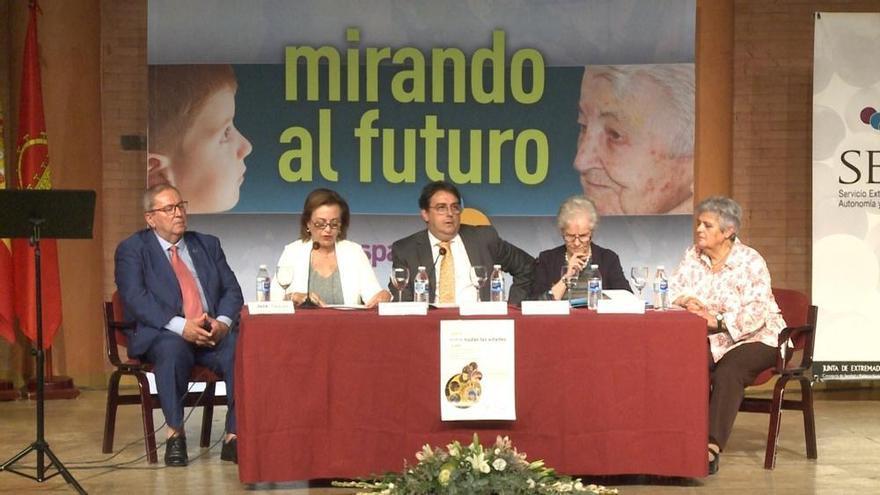 Una jornada analiza en Mérida los programas intergeneracionales para afrontar el reto demográfico