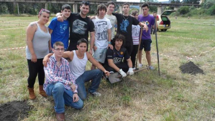 Por la izquierda, de pie, Natalia Carbajal, Adrián Fernández, Darío Pravia, Míchel Muñiz, Hugo Rodríguez, Rubén Álvarez, Yaiza Ayarza y Juan González, y agachados, Armando Colás, Abel Álvarez y Pablo Piedras, de la peña «Trabuco», ayer, en el prao del Xiringüelu.