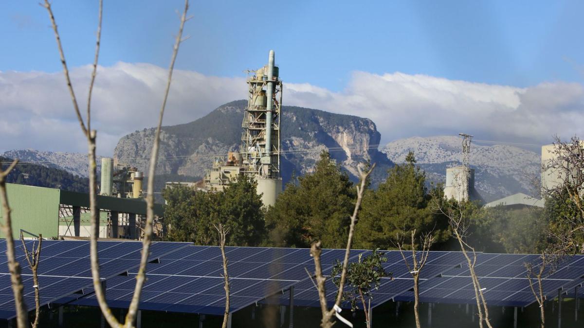 Auch auf Mallorca ist Wasserstoff ein großes Thema. Ein Solarpark auf dem Gelände des früheren Zementwerks bei Lloseta liefert einen Teil der nötigen grünen Energie.