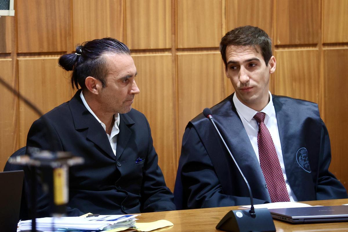 Juan José E. H., junto a su abogado, en la primera juicio por el crimen de Puerto Lumbreras.
