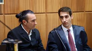 Juan José E. H., alias Juanillo, junto a su abogado, Juan Pedro Toledo, en la sesión de este viernes del juicio por el crimen de Puerto Lumbreras.