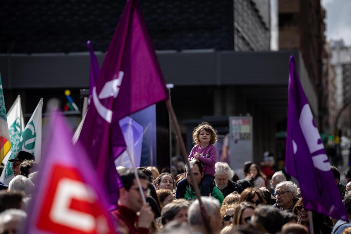 En imágenes | La marea feminista viste de morado el centro de Zaragoza por el 8M