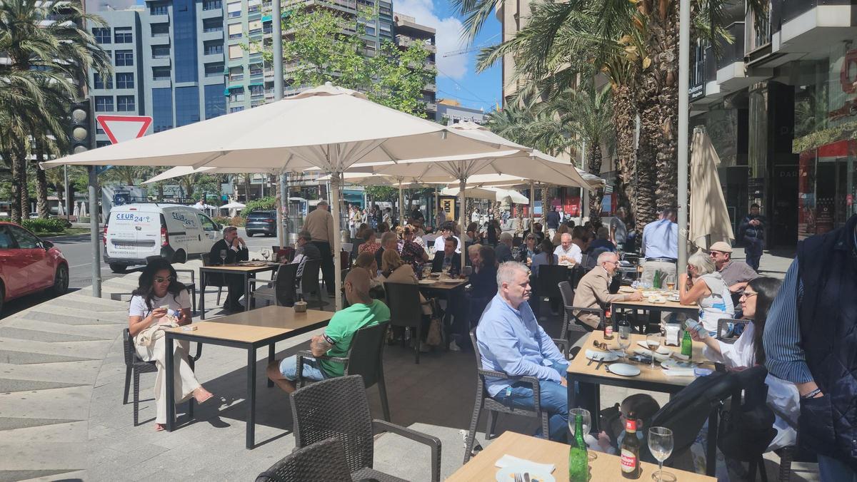 Las terrazas se llenaron al mediodía a pesar que solo se servían bebidas y tapas frías, ya que en muchos locales no se podía cocinar.