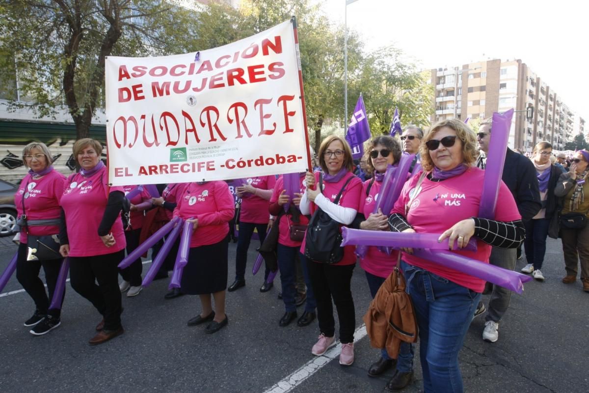 Multitudinaria manifestación contra la violencia hacia la mujeres