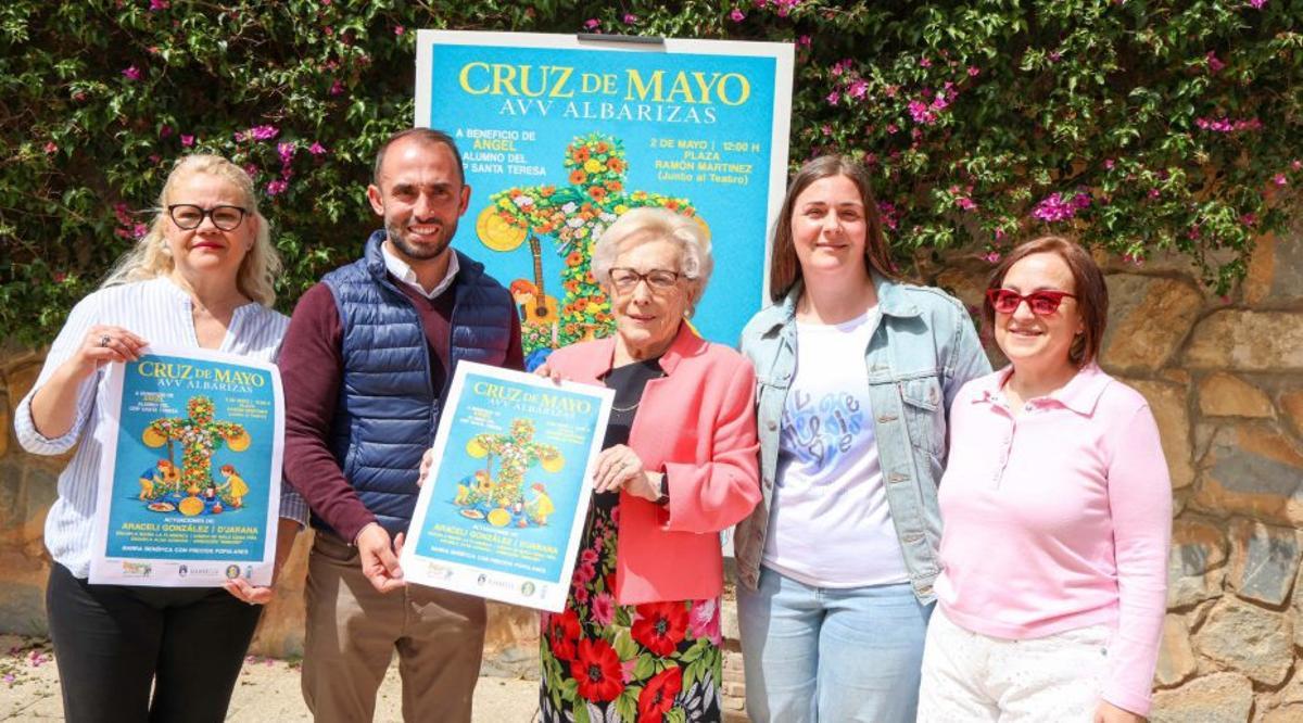 Presentación de la Cruz de Mayo solidaria a favor del pequeño Ángel.