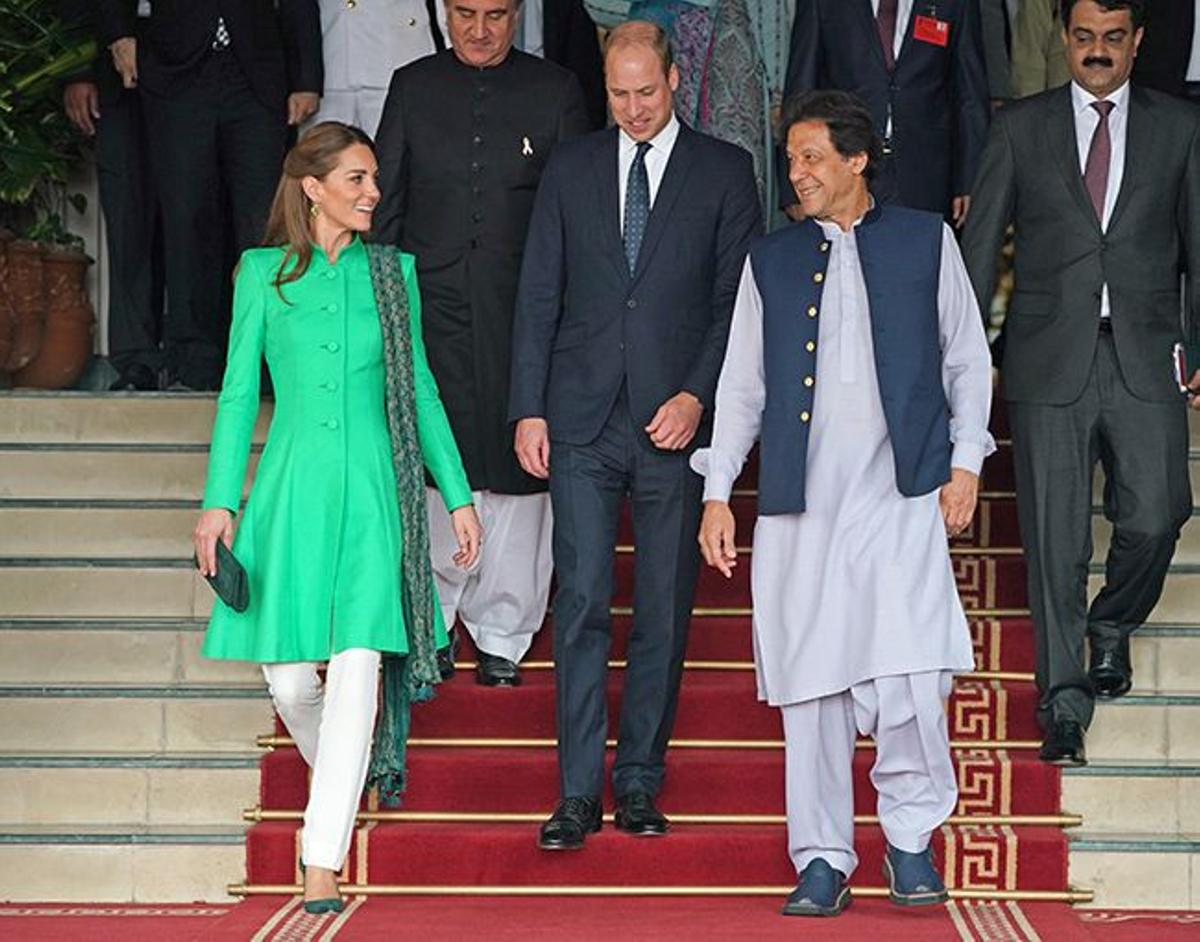 Kate Middleton con levita verde y pantalón beis