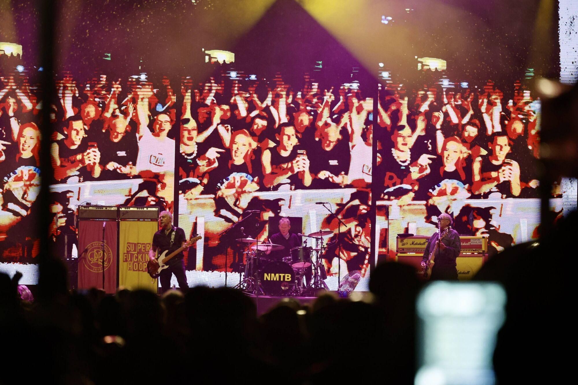 Así fue el concierto de los "Sex Pistols" en el festival Tsunami de Gijón.