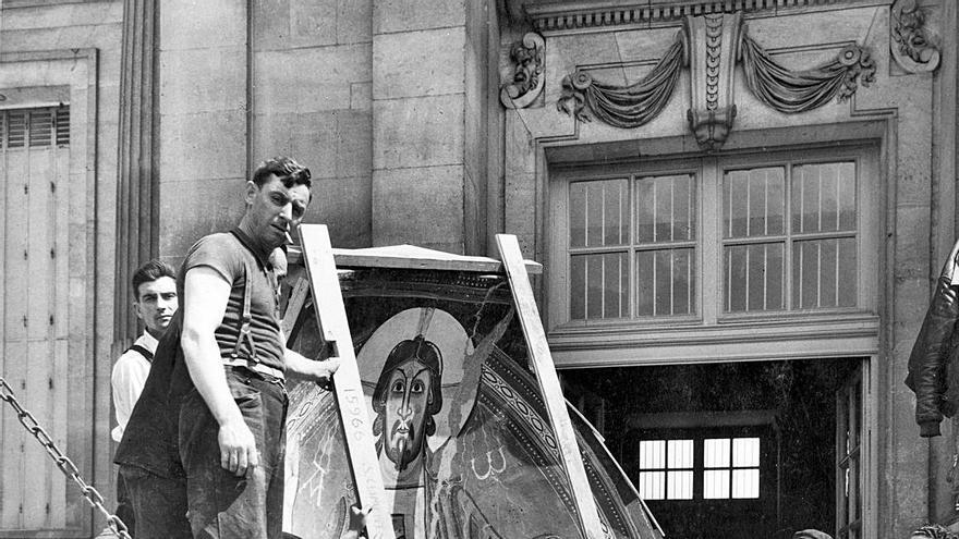 el periple per a la protecció de l’art català durant la Guerra Civil. 1 Descàrrega de l’absis de Sant Climent de Taüll a París, per a les exposicions del 1937. F  | ARXIU NACIONAL DE CATALUNYA/RMN