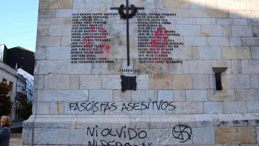 Fachadas de la excolegiata con la relación de los muertos &quot;porlapatria&quot; y pintadas hechas en 2011. // Gonzalo Nuñez