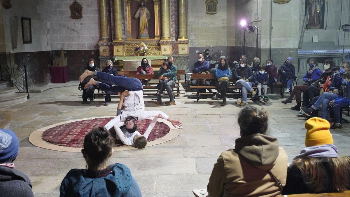 «Cossoc», un duet de dansa i equilibris, ahir al migdia a l’església de Celrà.  | MARC MARTÍ