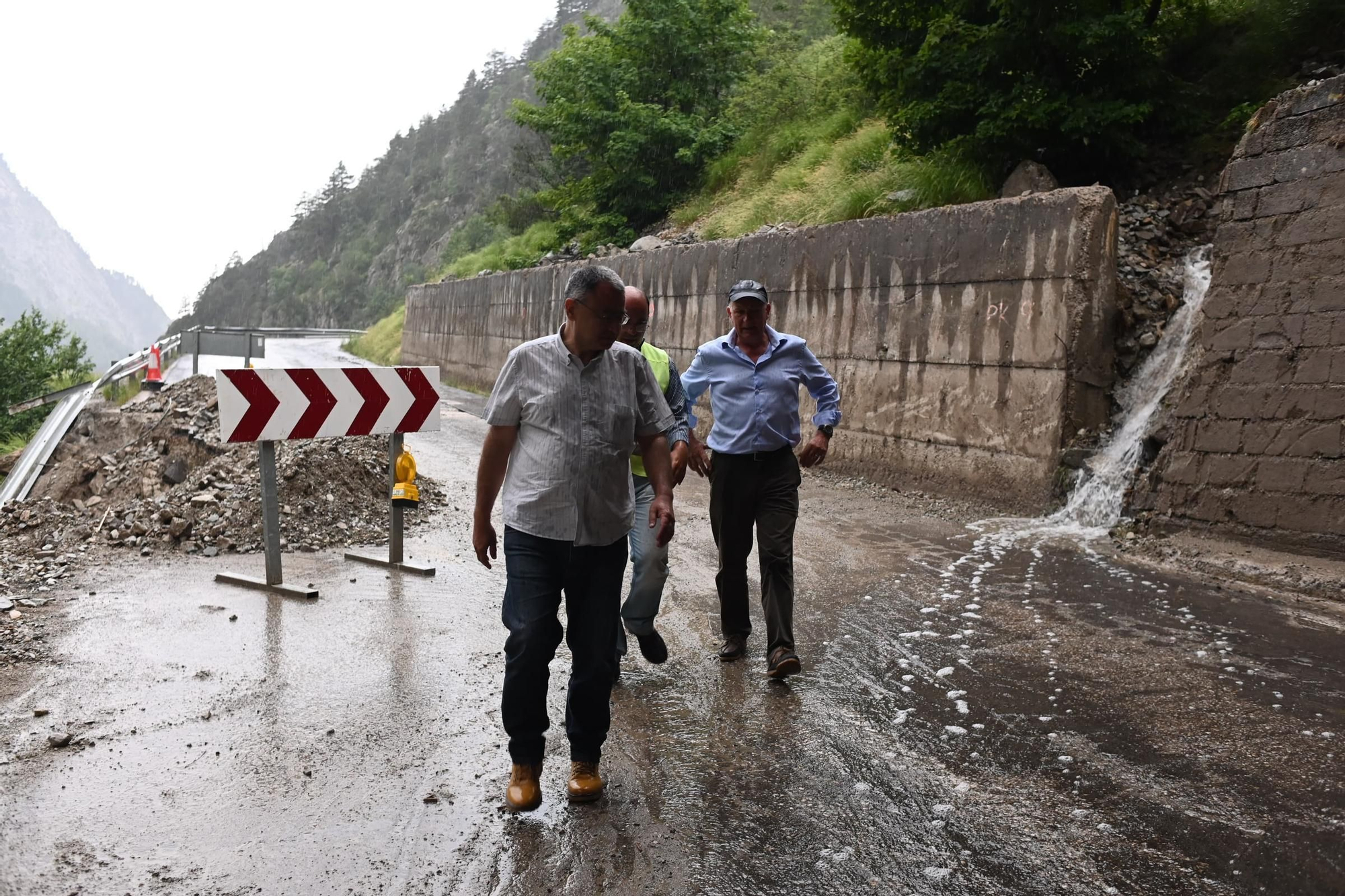 En imágenes | La DGA evacua a las personas aisladas en el Balneario de Panticosa y continúa trabajando en el arreglo de la carretera