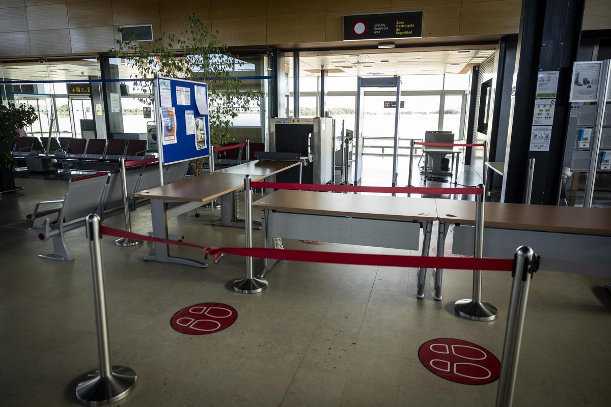 En imágenes | Este es el estado actual del aeropuerto Huesca-Pirineos, el menos utilizado de España