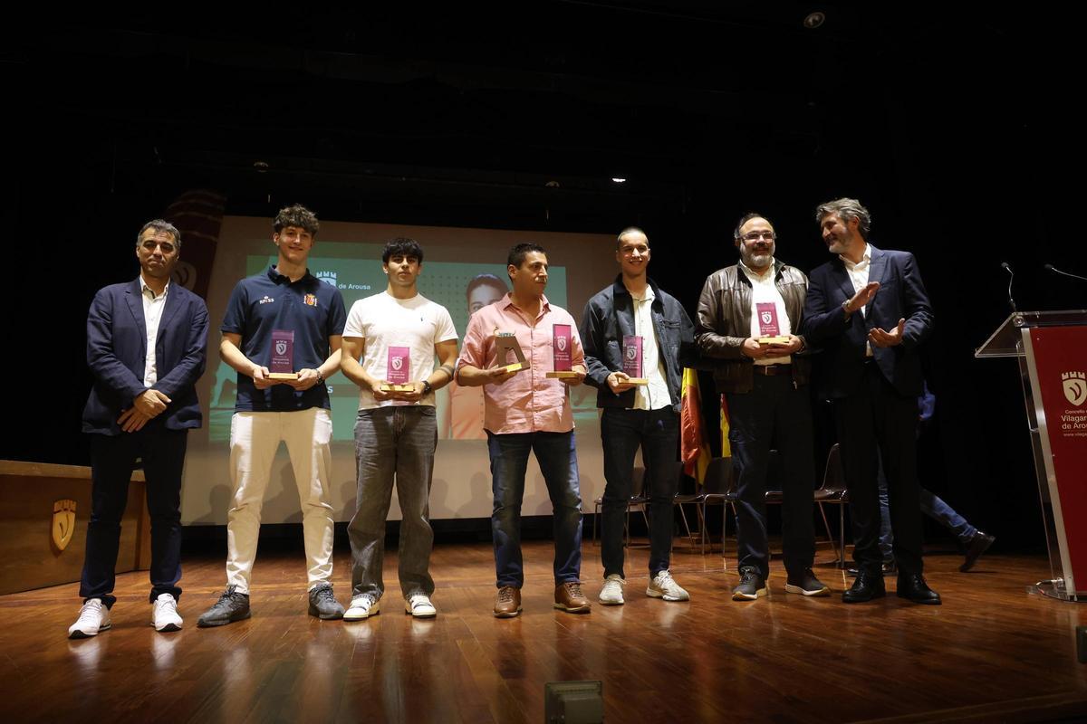 Los cinco finalistas junto al alcalde de Vilagarcía, Alberto Varela.