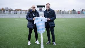 Andrés Iniesta y Jaume Sabater, fundador de Stoneweg, en Helsinbör.