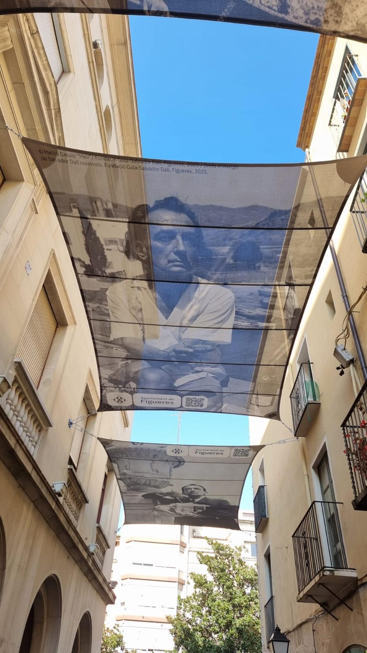 Tendals de Dalí al carrer Besalú de Figueres