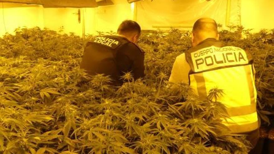 Dos agentes en el lugar donde se encontró parte de la marihuana.