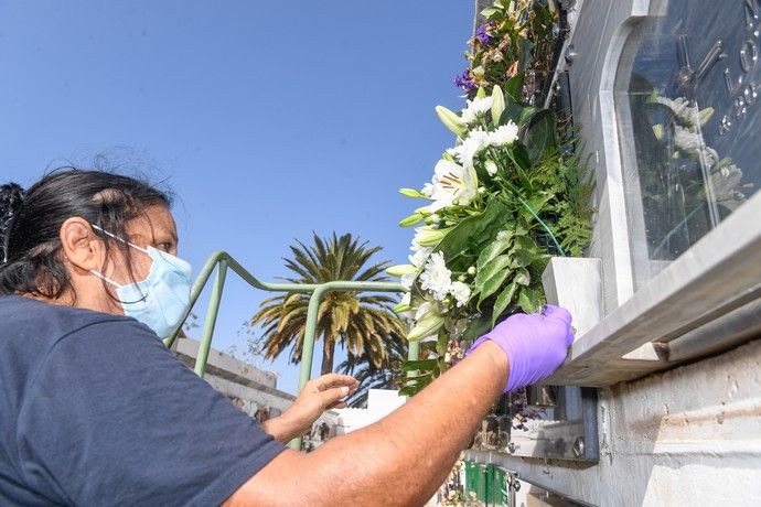 Cementerios de San Juan y San Gregorio antes del Día de Todos los Santos