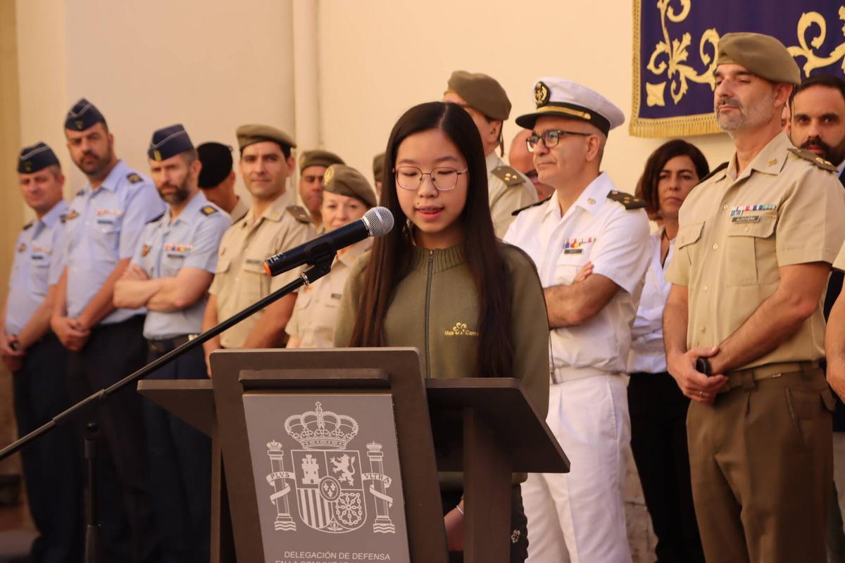Acto de entrega de diplomas a los tres estudiantes de Secundaria finalistas de la edición valenciana de la 13º concurso Carta a un militar español, con izado de bandera en la Delegación de Defensa y visita guiada al Museo Histórico Militar de València.